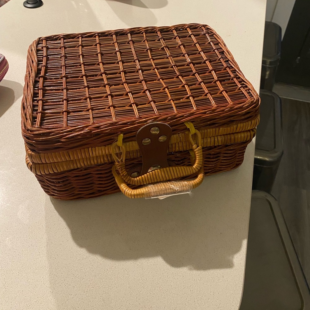 Wicker picnic tea cup set basket vintage